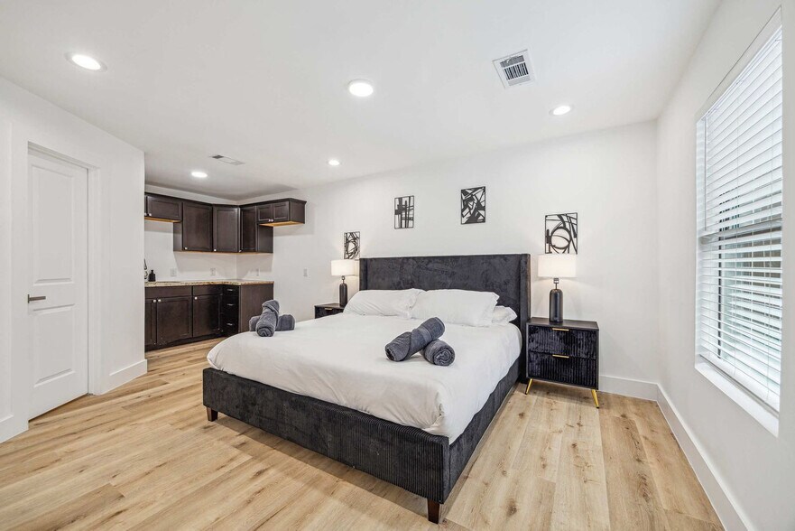 Building Photo - 5631 Cerritos Dr