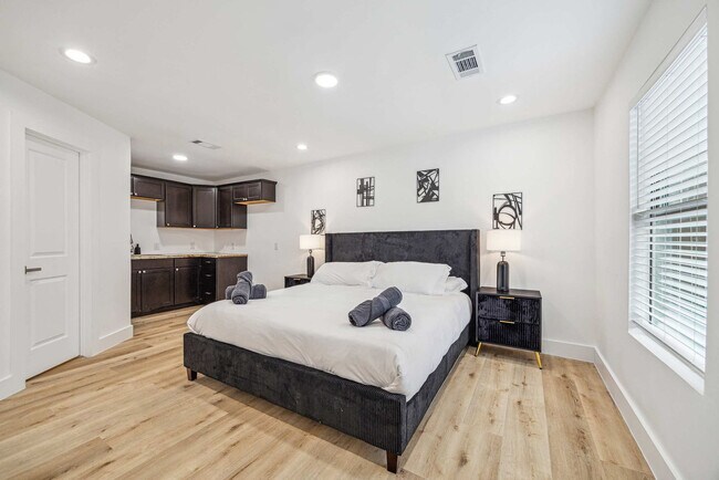 Building Photo - 5631 Cerritos Dr