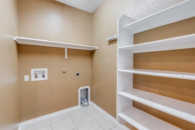 Building Photo - 305 Leather Oak Loop