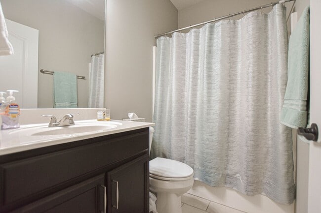 Building Photo - Pet Friendly Three Bedroom!