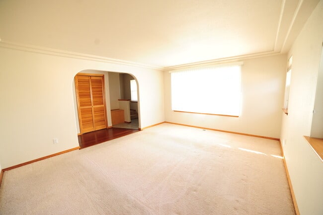 Building Photo - Sweet South Richland Home with Large Yard