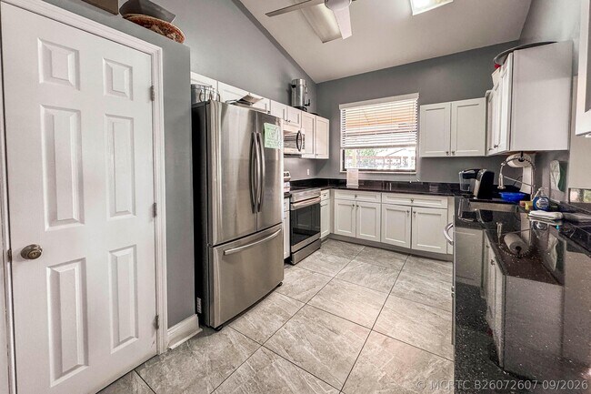 Building Photo - 3362 Lucerne Park Dr