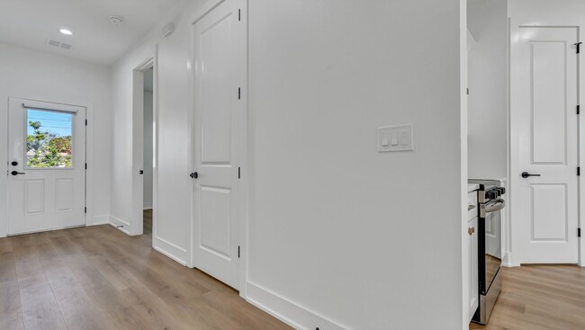 Building Photo - Spacious & Stylish Townhome - Ideal for Co...