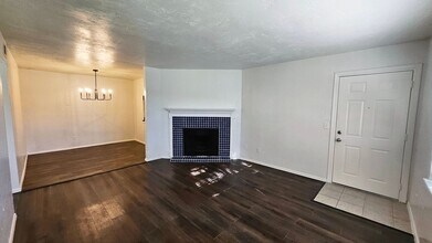 Building Photo - Updated Charming 2 Bed Condo