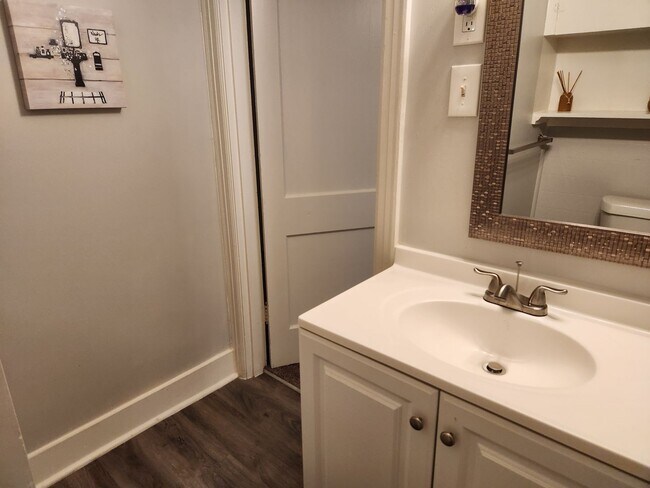 Building Photo - Cozy Apartment located near UAMS!