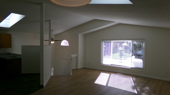 Building Photo - 924 Queens Ct