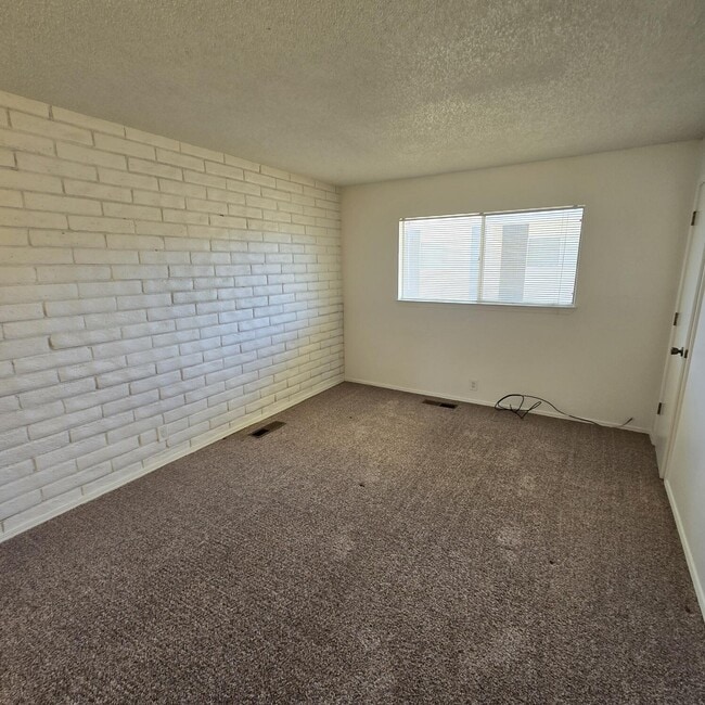 Building Photo - 401 Graceland Dr SE