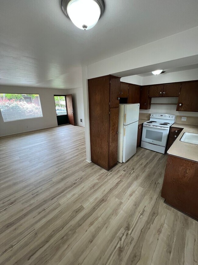 Building Photo - 352-352 E 17th Ave