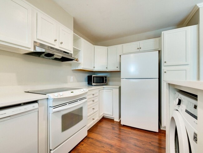 Building Photo - Check out this amazingly located 3 bed/2 b...