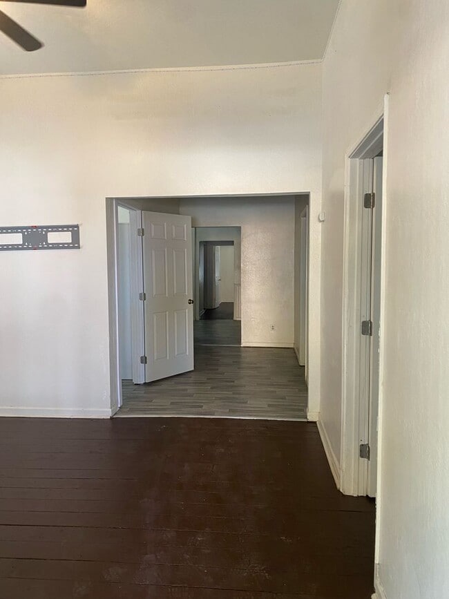 Building Photo - Newly remodeled