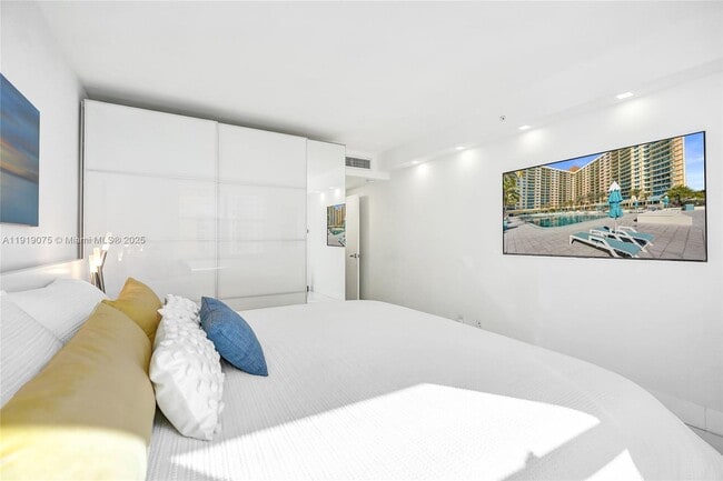 Building Photo - 2501 S Ocean Dr