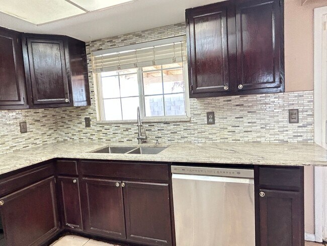 Building Photo - 3 Bedroom, 2 Bathroom, 2 Car Garage