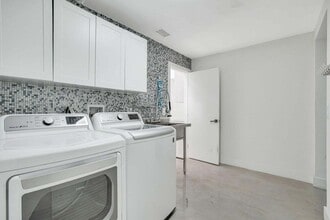 Building Photo - 7351 Valencia Dr