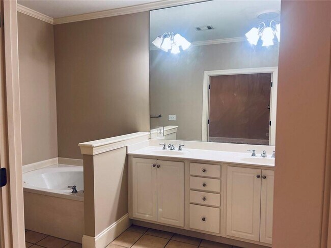 Building Photo - 144 W Ridge Way