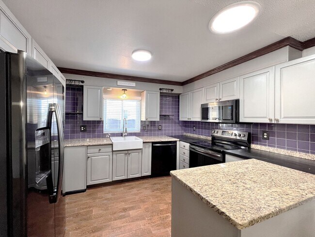 Building Photo - Two-Bedroom Home with Flex Room off Lake D...