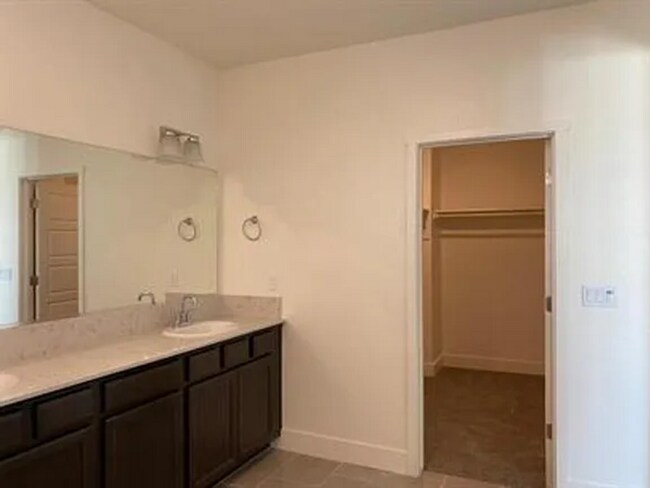 Building Photo - 2434 Urdaneta Way