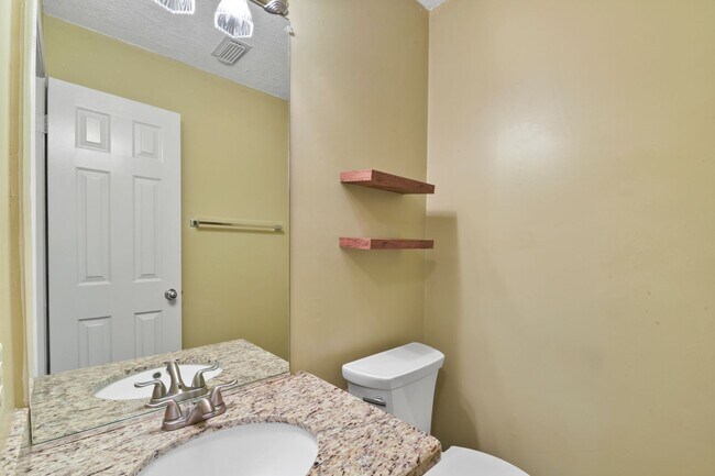 Building Photo - Freshly Painted Beauty with Spacious Outdo...