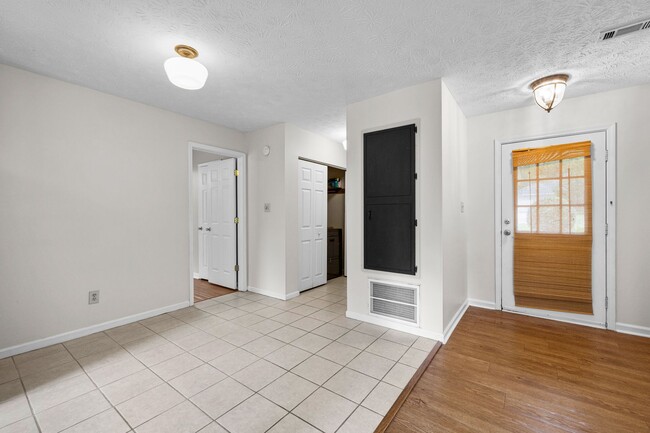 Building Photo - 3 Bedroom Ranch In Starr's Mill on Quiet Street!