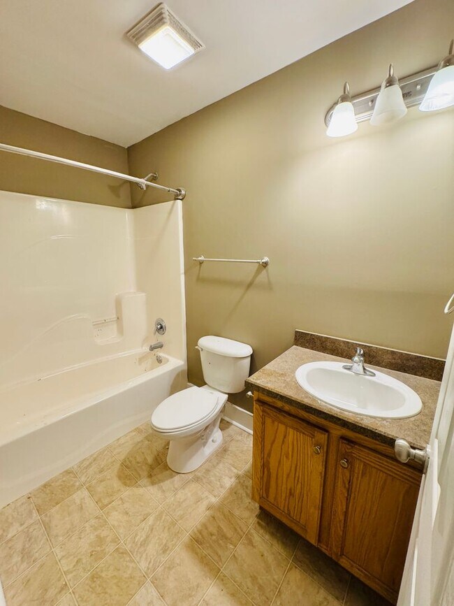 Building Photo - Charming 3-Bed, 2-Bath Home with Spacious ...