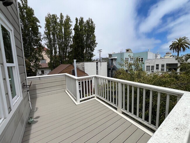 Building Photo - SPECTACULAR, TOP FLOOR 2 BED/2 BATH MISSIO...