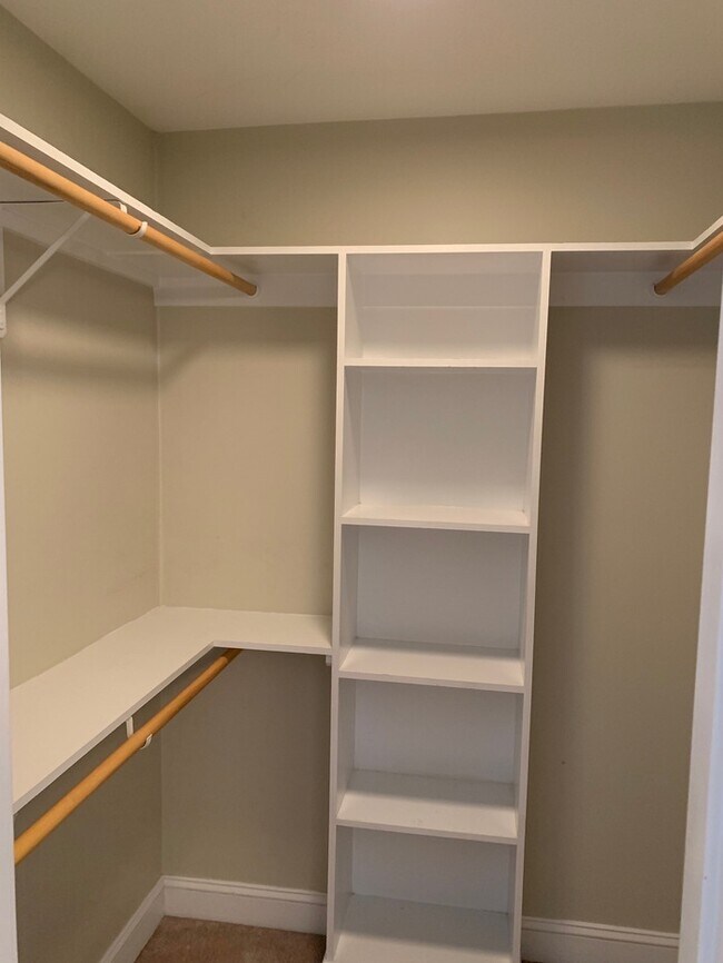 Building Photo - Elegant Townhome between Oakwood and Mordecai
