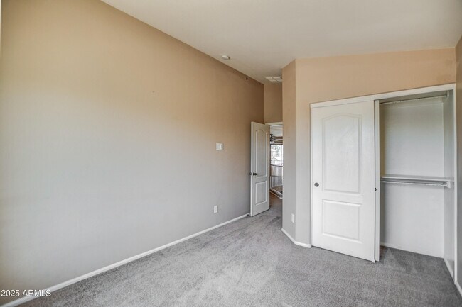 Building Photo - 40437 W Robbins Dr