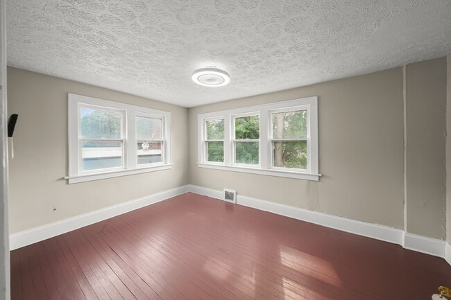 Building Photo - 114 Linden Rd