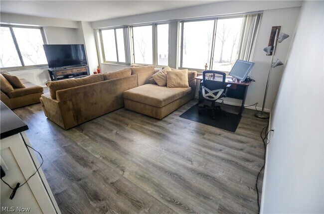 Building Photo - 12520 Edgewater Dr