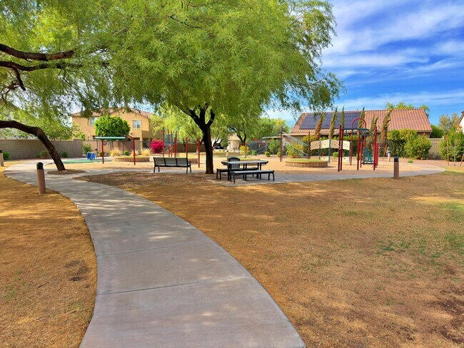 Building Photo - 737 E Charlevoix Ave