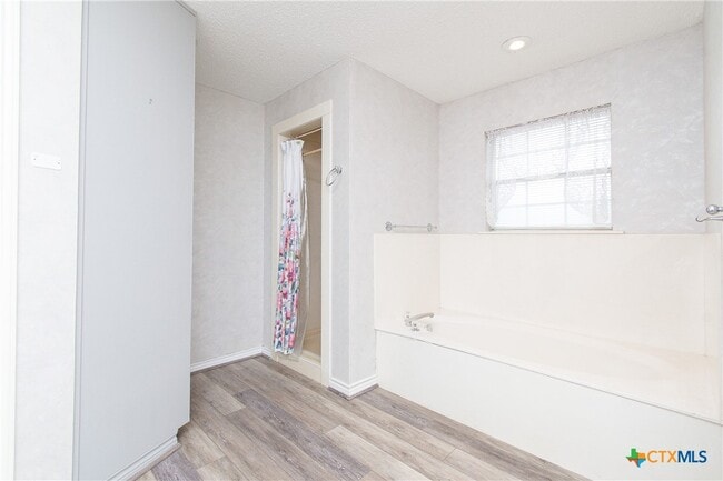 Building Photo - 524 Neches St