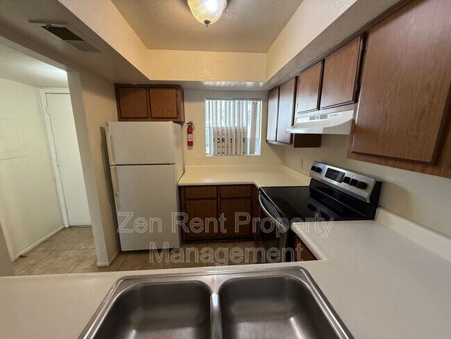 Building Photo - 2843 E Marconi Ave
