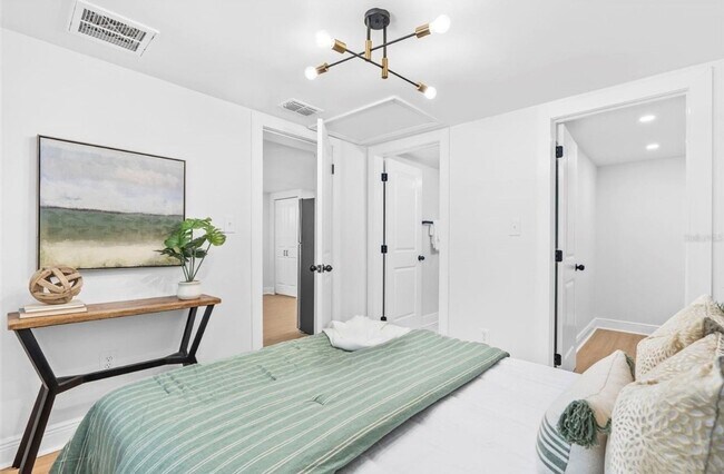 Building Photo - Modern 2-Bedroom Duplex w/ BRAND NEW Washer & Dryer – Quiet, Safe Area in Seminole Heights