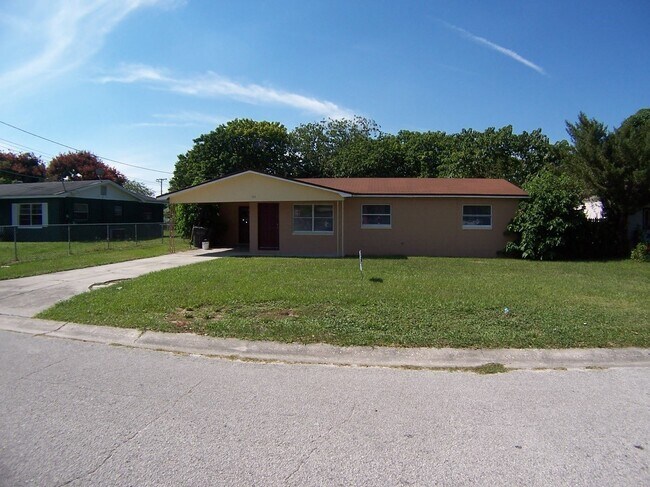 Building Photo - Three-Bedroom Home Near the Chain of Lakes