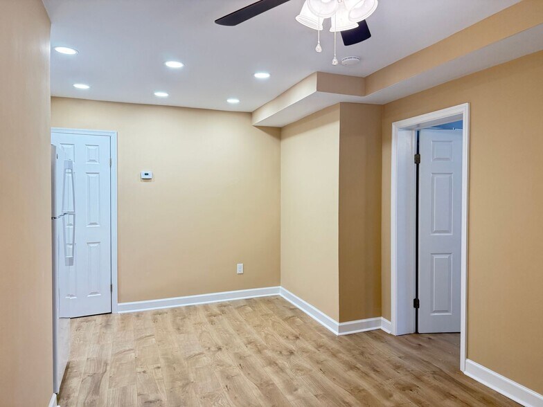 Building Photo - 8716 Plymouth St