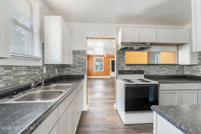 Building Photo - 1018 W 23rd St