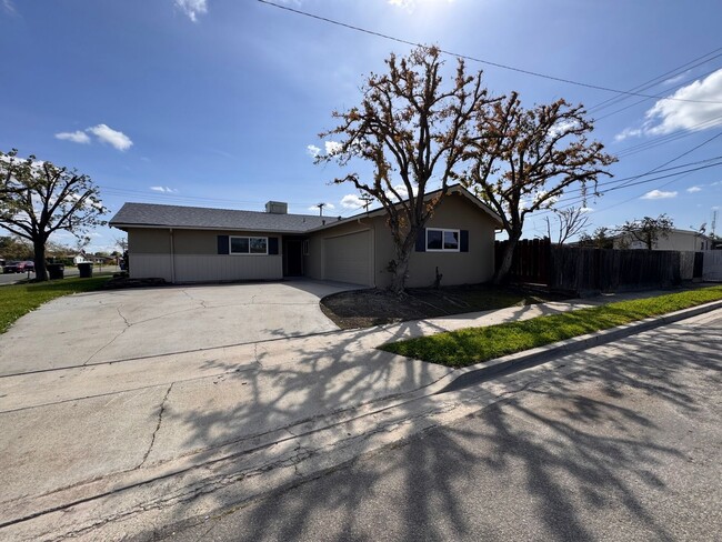 Building Photo - Newly remodeled house on a corner lot!!  M...