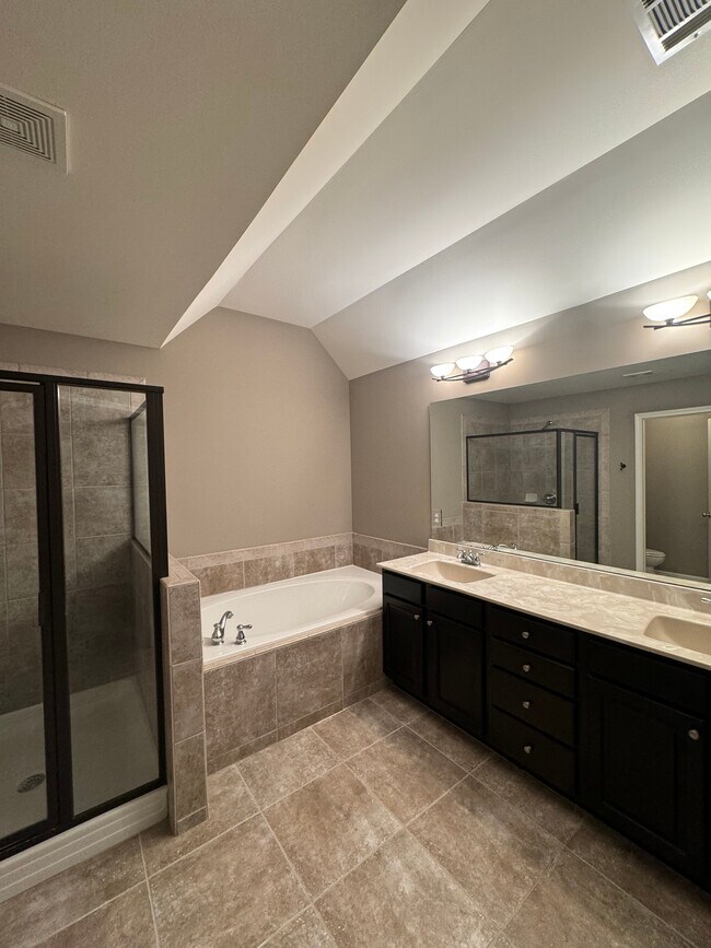 Master Bath - 4697 Pine St SE