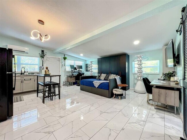 Building Photo - 1245 CATALPA Dr