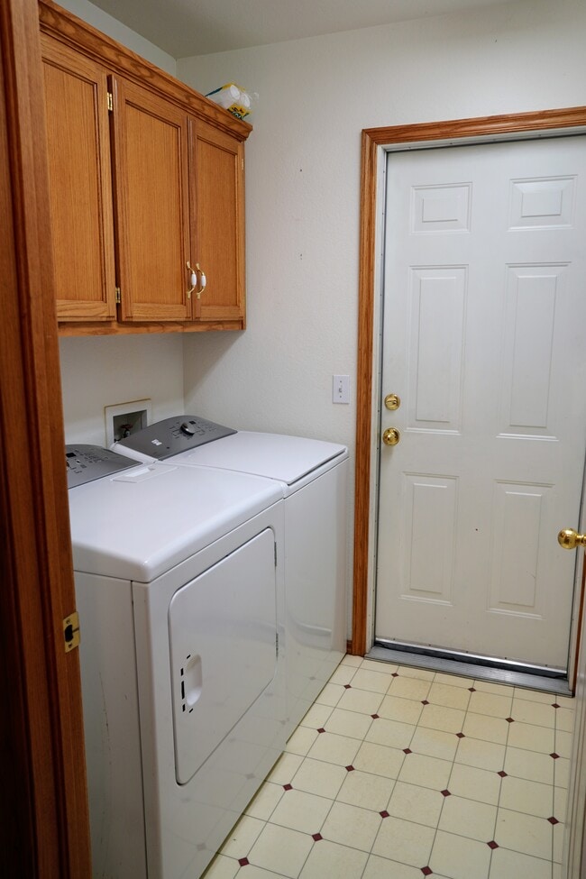 Building Photo - 417 Oakdale Dr