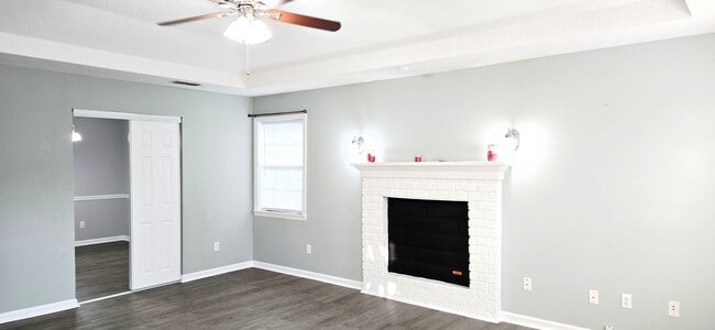 Building Photo - 627 Windhaven Dr