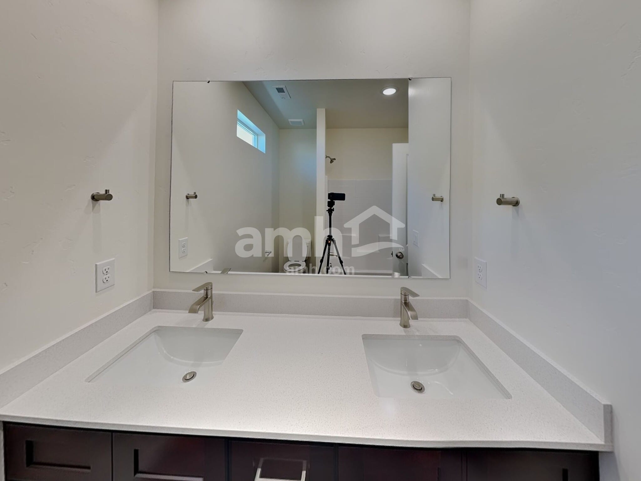 Building Photo - 1565 N Barkvine Ave