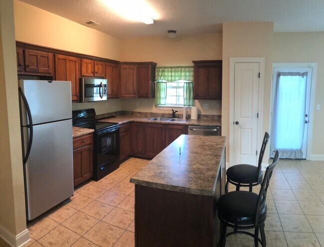 Building Photo - 4 Bedrooms in Exclusive Snowden Grove