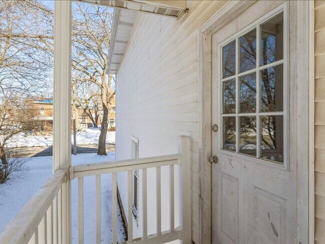 Building Photo - 520 1/2 W Bucyrus St- TOP FLOOR