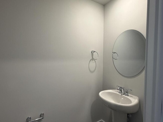 Building Photo - 105 S Grassland Rd