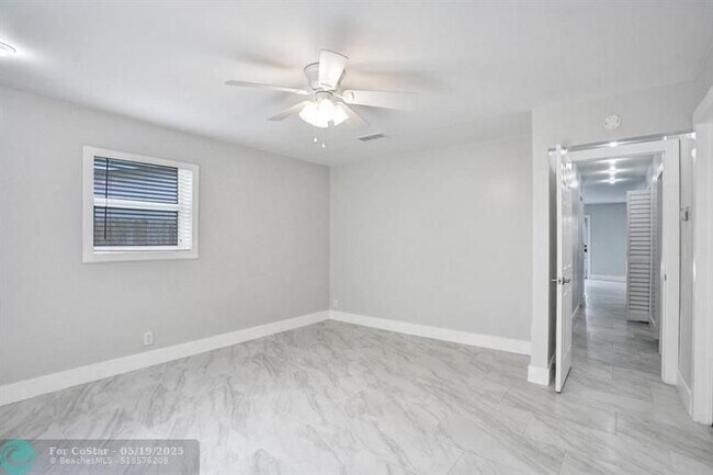 Building Photo - 802 SW 12th Ct