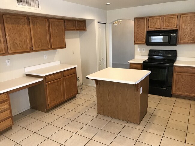 Building Photo - Gilbert Home - 5 Bed + Den & 2.75 Bath with Beautiful Pebble Teck Pool