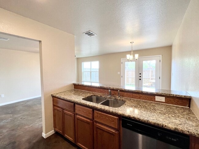 Building Photo - ~3 bedroom, 2.5 bath with balcony and priv...