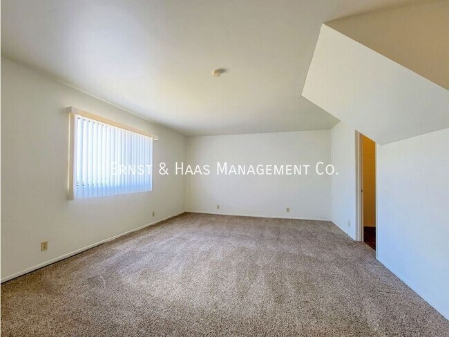 Building Photo - 2755 E Hill St