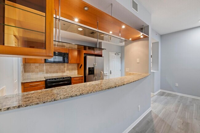 Building Photo - 511 Lucerne Ave