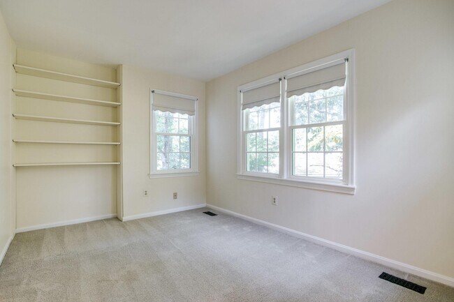 Building Photo - 1646 Montmorency Dr